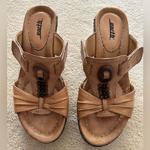 Earth Eden tan sandal in size 7